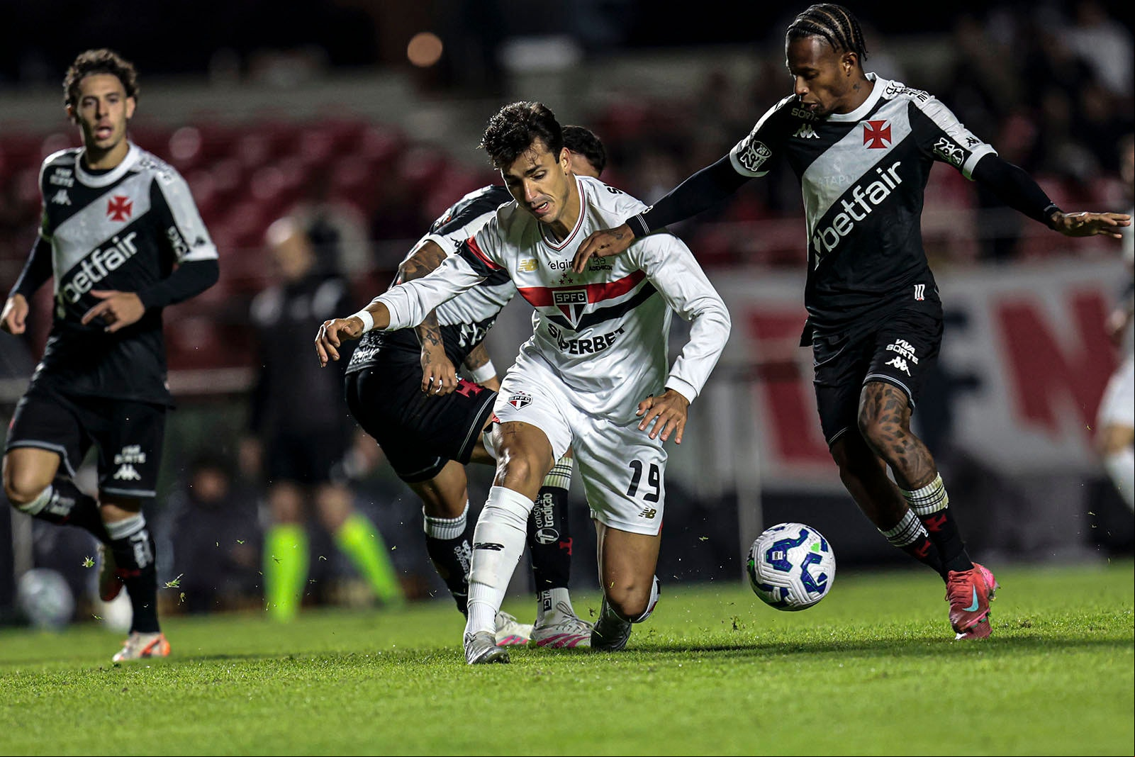 Dinenno levou cartão após derrubar goleiro vascaíno