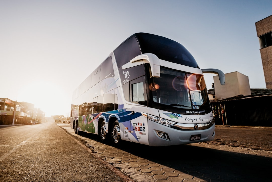 Companhia aérea é condenada por trocar voo por ônibus em viagem de férias com crianças