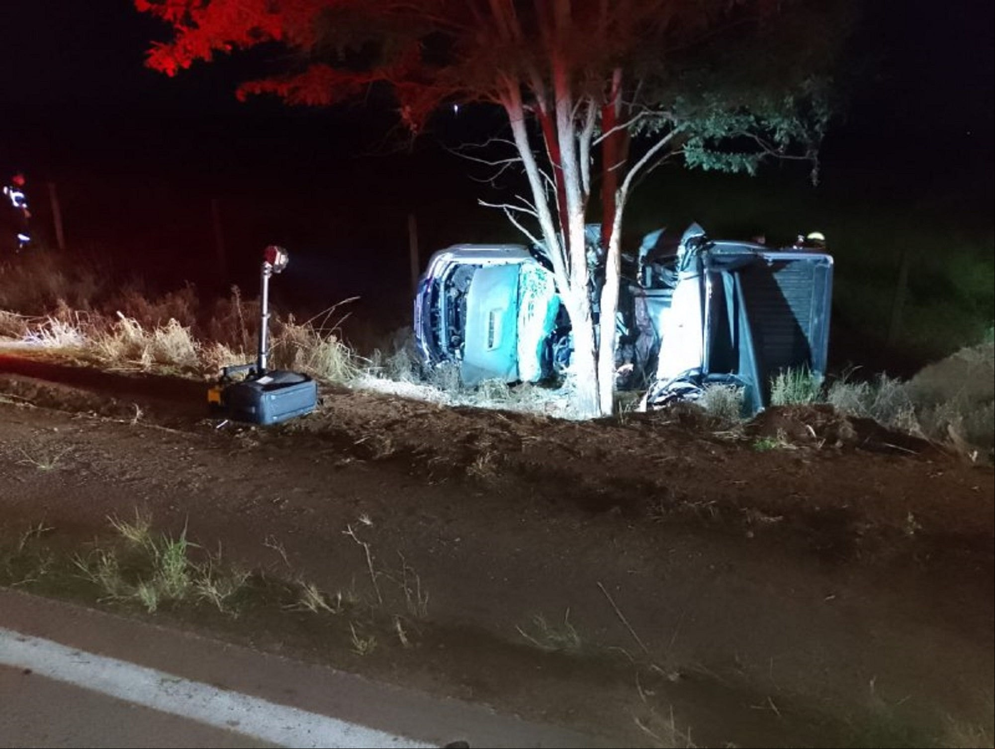 Impacto foi severo e resultou na morte imediata da vítima, que ficou presa às ferragens do carro