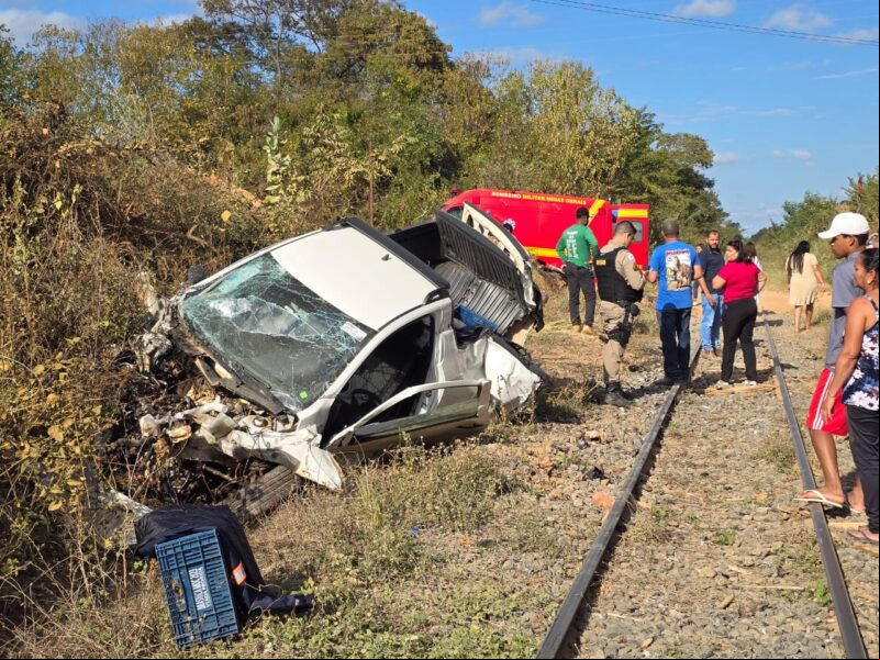 Carro é arrastado por trem e condutor fica ferido após acidente, em Nova Porteirinha