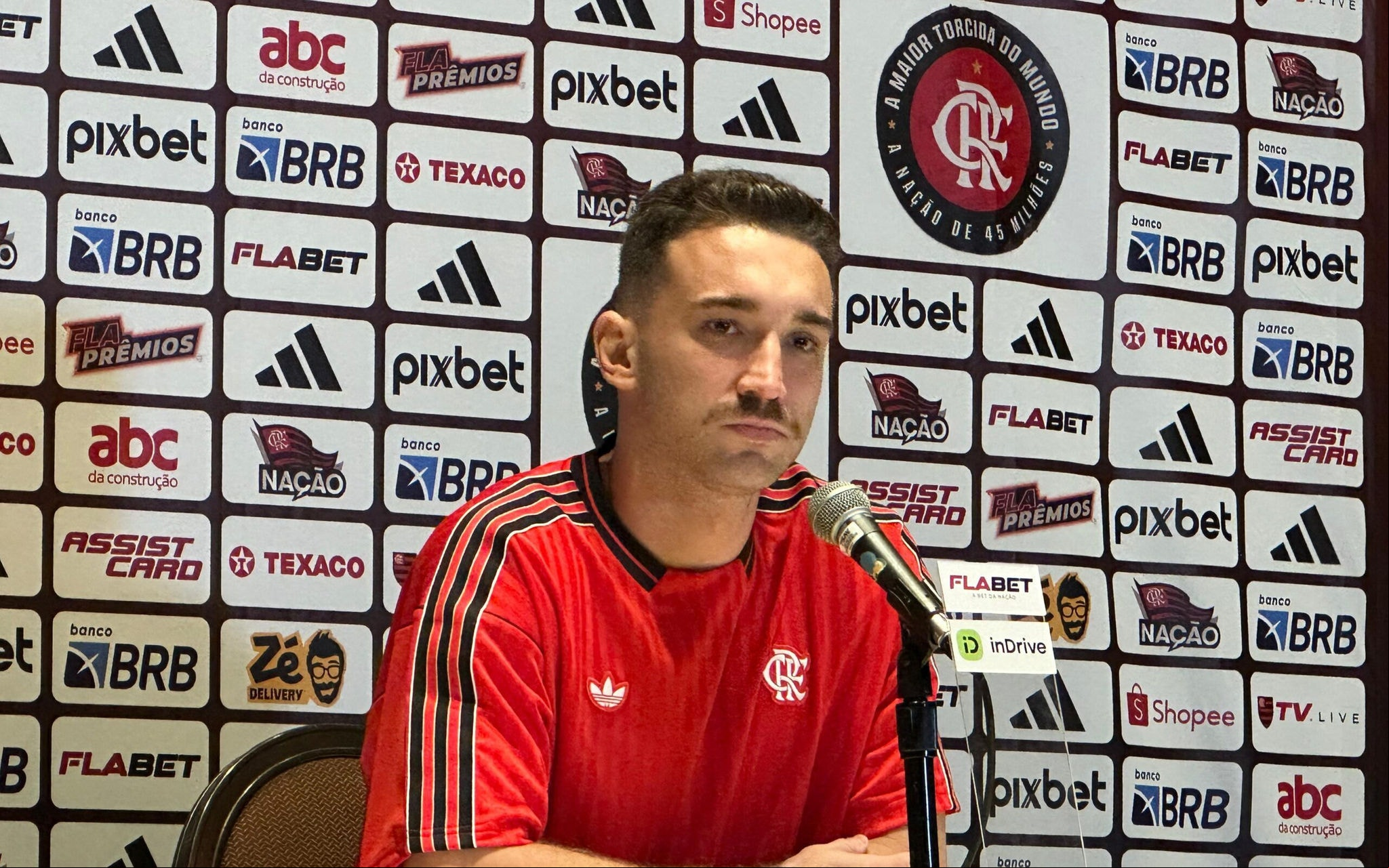 Léo Ortiz em entrevista coletiva antes de estreia do Flamengo no Mundial de Clubes (Foto: Lucas Bayer / Lance!)