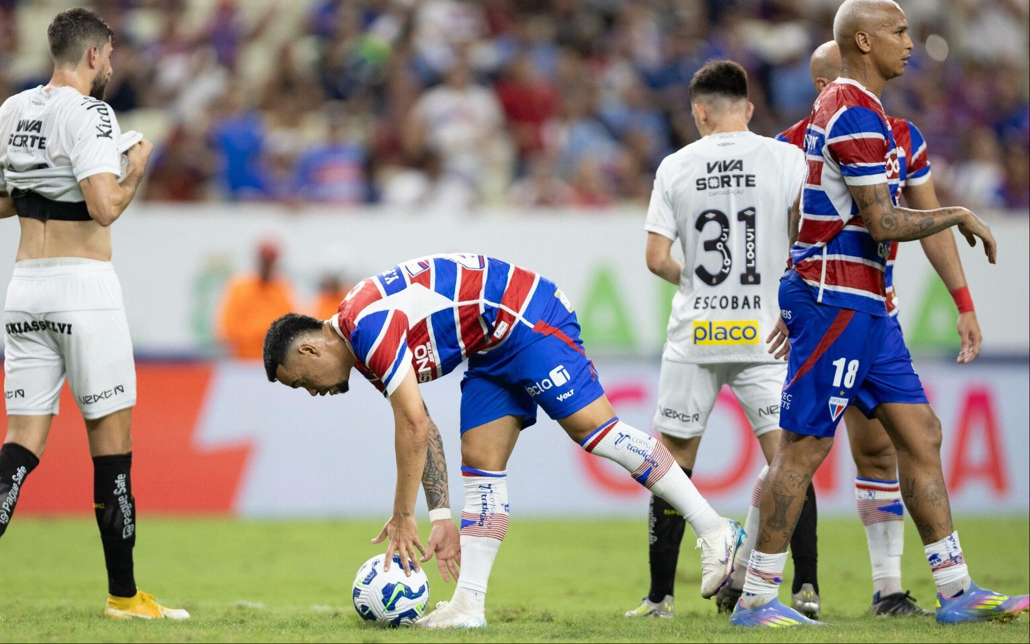 Yago Pikachu marcou dois gols de pênalti na partida (Foto: Baggio Rodrigues/AGIF)