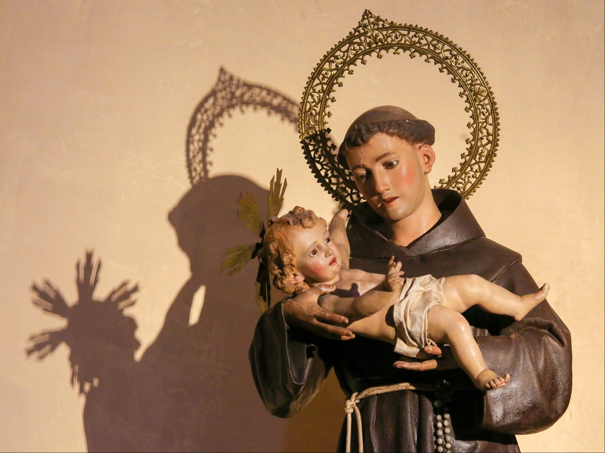 Santo Antônio, conhecido como o “santo dos milagres“, é uma figura especial na Igreja Católica e padroeiro de causas como os pobres, os casamentos e objetos perdidos